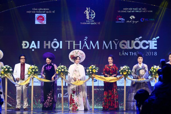 Cắt băng khai mạc Đại hội Thẩm mỹ Quốc tế