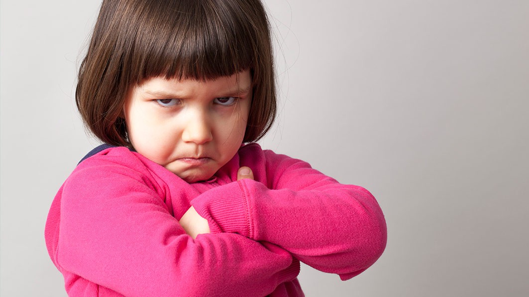 Chuyên gia gợi ý bố mẹ 20 cách xử lý thay vì mắng/phạt con khi trẻ cáu giận hay bướng bỉnh