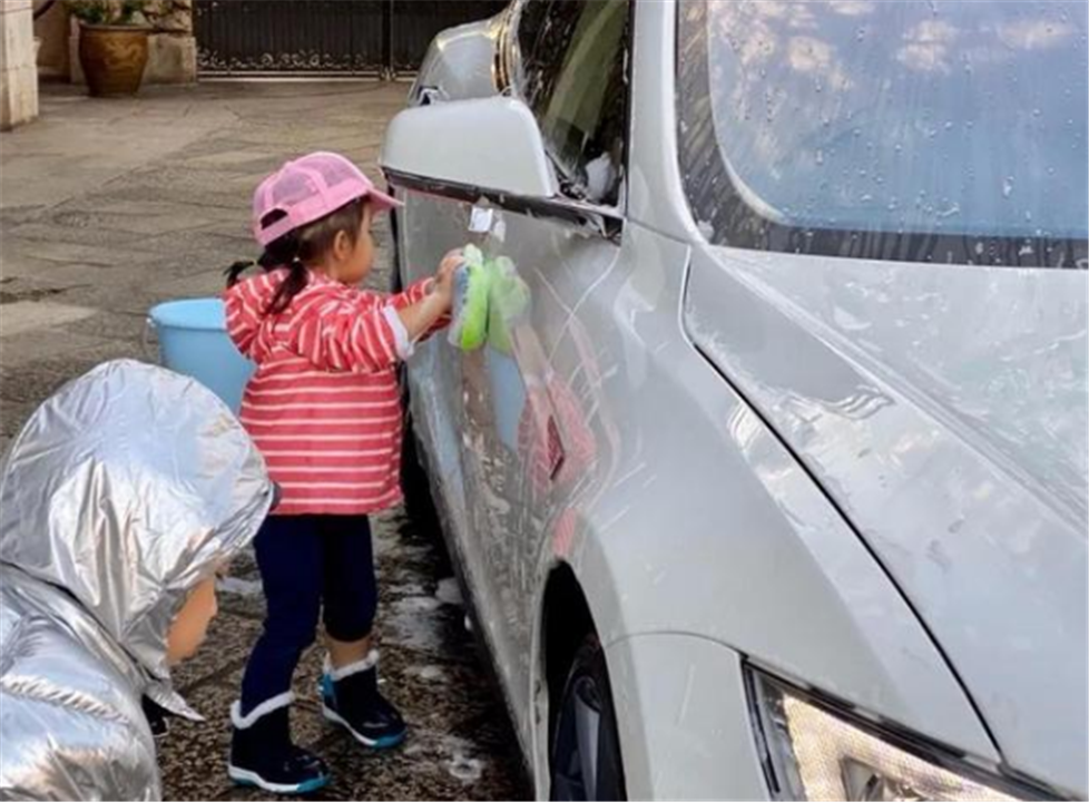 Tỷ phú Hong Kong Hoắc Khải Cương yêu cầu con trai và con gái rửa xe ô tô để kiếm tiền tiêu vặt. Ảnh: sohu.