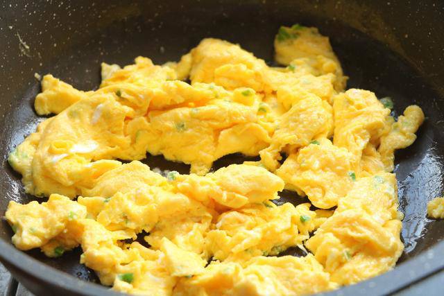 Đừng luộc hay rán trứng nữa, nấu theo cách này vừa ngon, rẻ tiền lại tốn cả nồi cơm - 4