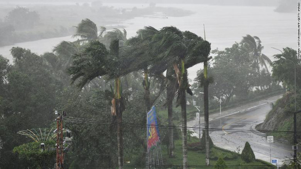 Báo quốc tế nói về bão số 9 Molave tại Việt Nam: Cơn bão cuồng loạn mạnh nhất thập kỷ đánh vào một quốc gia kiên cường - Ảnh 4.