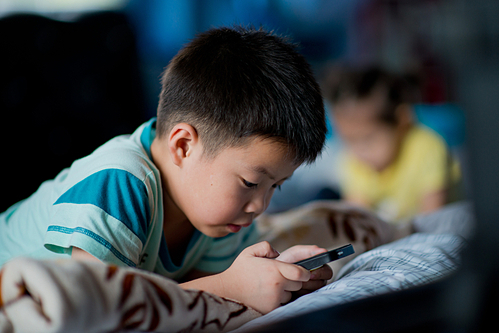 Trẻ nghiện điện thoại sẽ dẫn đến những ảnh hưởng tiêu cực về thể chất lẫn tinh thần. Ảnh: Shutterstock.