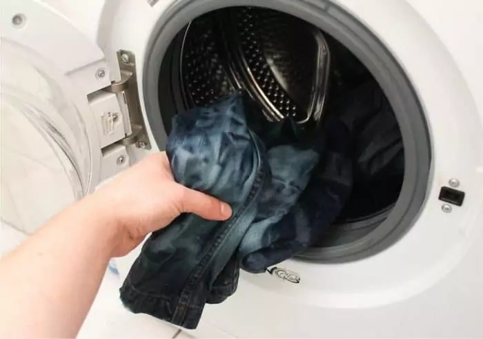 Những sai lầm thường thấy khi giặt quần jean bằng máy giặt mà đến 80% người dùng sẽ mặc phải - Ảnh 3.