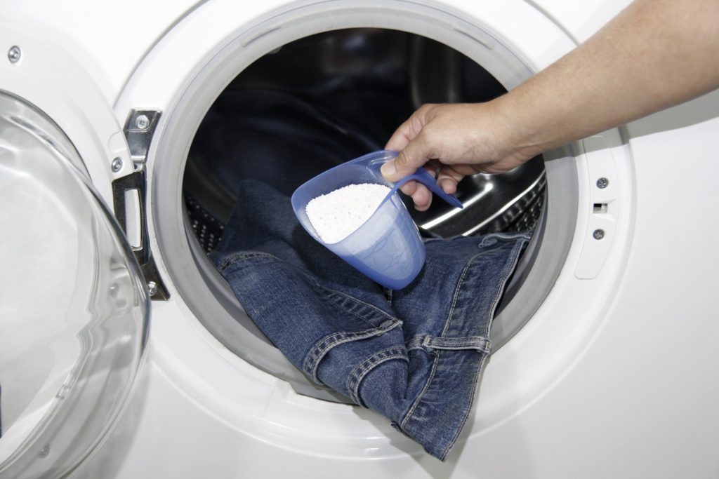 Những sai lầm thường thấy khi giặt quần jean bằng máy giặt mà đến 80% người dùng sẽ mặc phải - Ảnh 4.