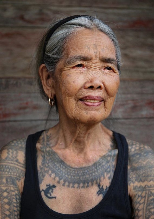Cụ bà xăm hình thủ công già nhất thế giới ở Philippines - ảnh 1