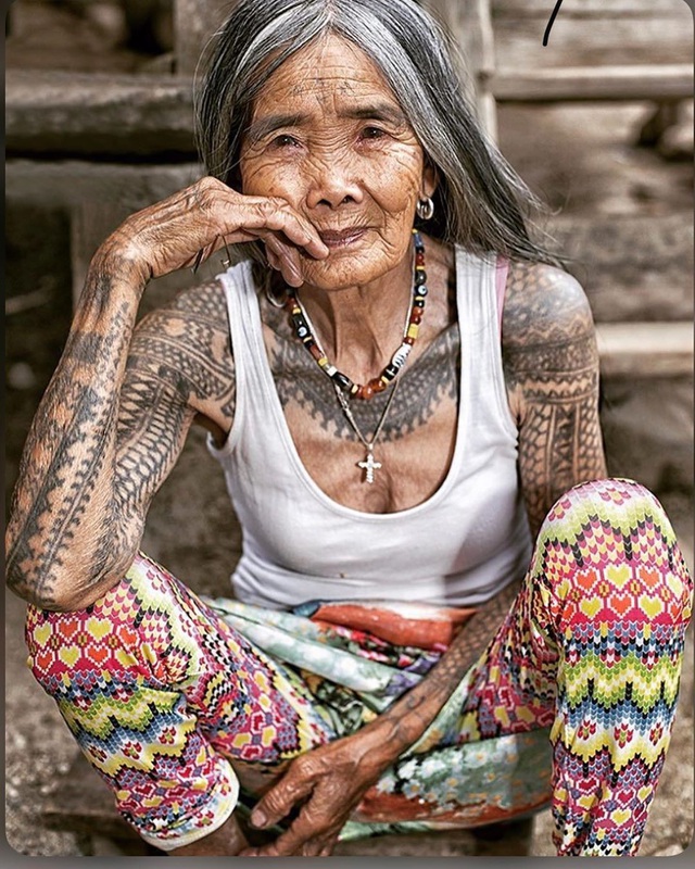 Cụ bà xăm hình thủ công già nhất thế giới ở Philippines - 2