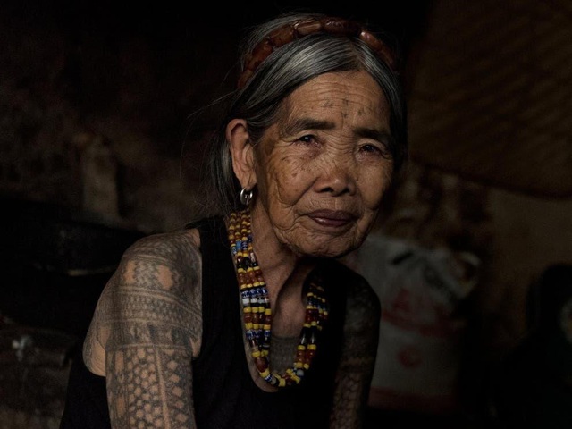 Cụ bà xăm hình thủ công già nhất thế giới ở Philippines - 4