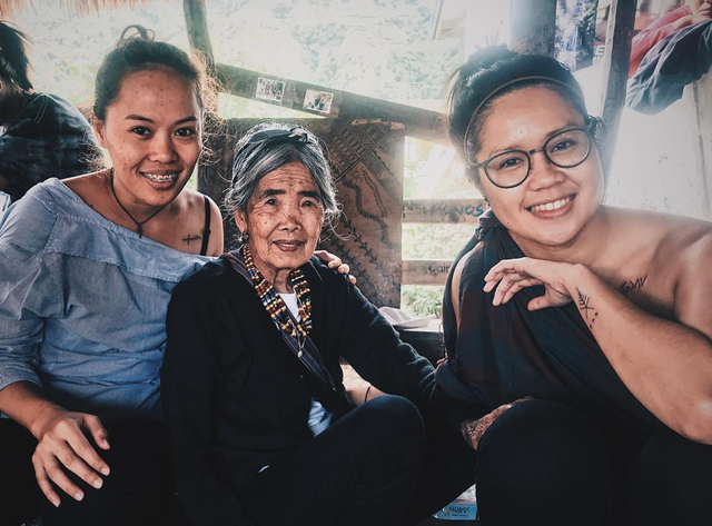 Cụ bà xăm hình thủ công già nhất thế giới ở Philippines - 3