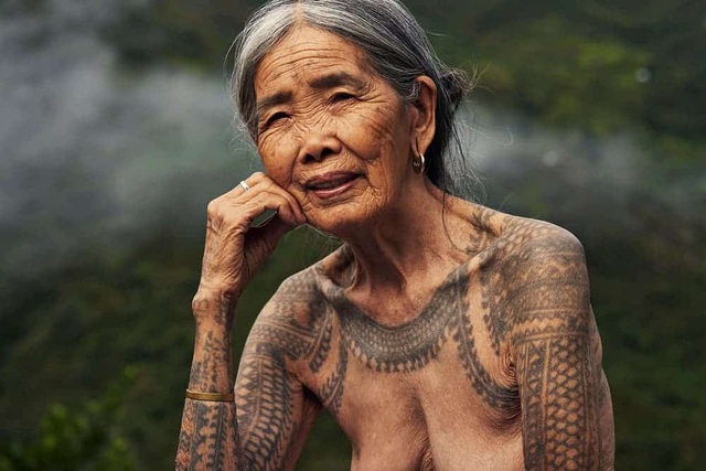 Cụ bà xăm hình thủ công già nhất thế giới ở Philippines - phunuduongthoi.vn 6