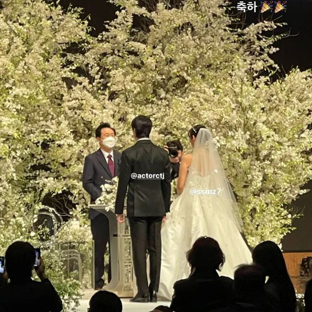 Hình ảnh cô dâu chú rể thề nguyện tại đám cưới Park Shin Hye