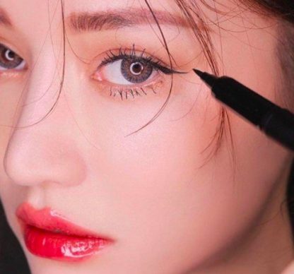 Cùng khám phá eyeliner tự nhiên để làm nổi bật đôi mắt và giúp cho gương mặt trở nên tươi tắn hơn nào! Hãy cùng xem những hình ảnh và kiến thức hữu ích để phát huy tối đa kỹ năng trang điểm của bạn.