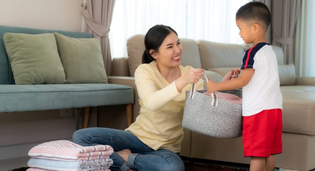 Con trai hỏi “sao mẹ lại bắt con làm việc nhà”, câu trả lời của người mẹ rất đáng học hỏi - Ảnh 1.