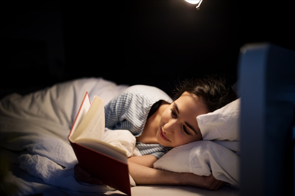 Thay vì lướt điện thoại trước khi ngủ thì bạn có thể thay bằng việc đọc sách