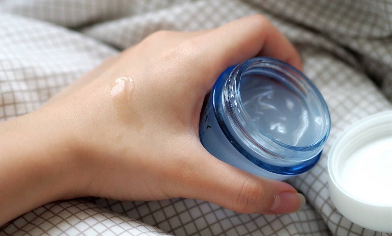 Cấp ẩm là quá trình đưa nước vào sâu các tế bào da bằng các sản phẩm chăm sóc có hàm lượng nước lớn