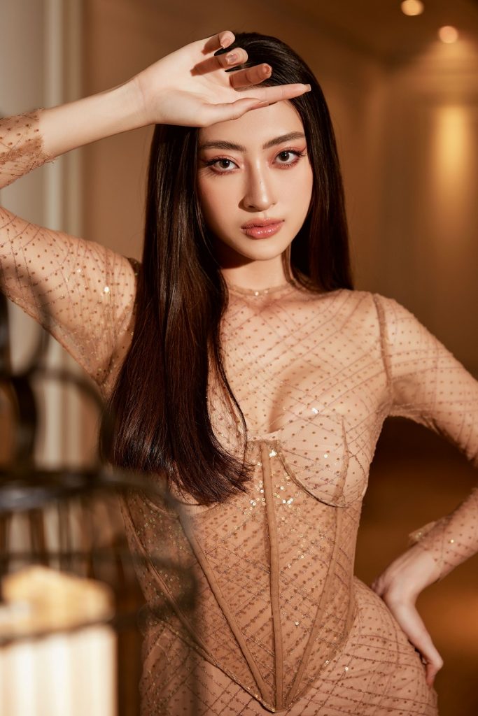Lương Thùy Linh diện trang phục dạ hội xuyên thấu với những đường cắt xẻ táo bạo