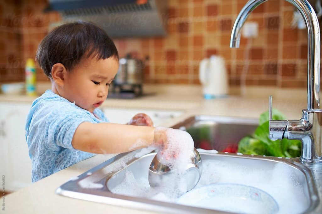 Con trai hỏi “sao mẹ lại bắt con làm việc nhà”, câu trả lời của người mẹ rất đáng học hỏi - Ảnh 2.