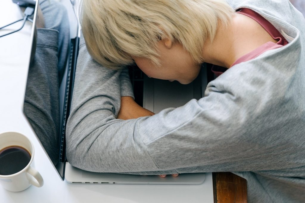 Làm việc quá sức sẽ khiến bạn rơi vào tình trạng mất ngủ