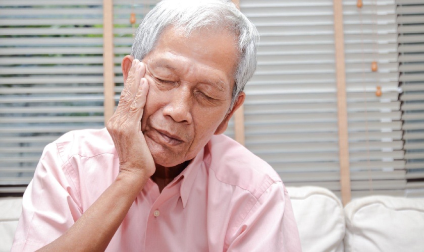 Những điều cần biết về tình trạng mất nước ở người cao tuổi - Ảnh 2. Cảm thấy chóng mặt hoặc lâng lâng là một trong những biểu hiện của tình trạng mất nước