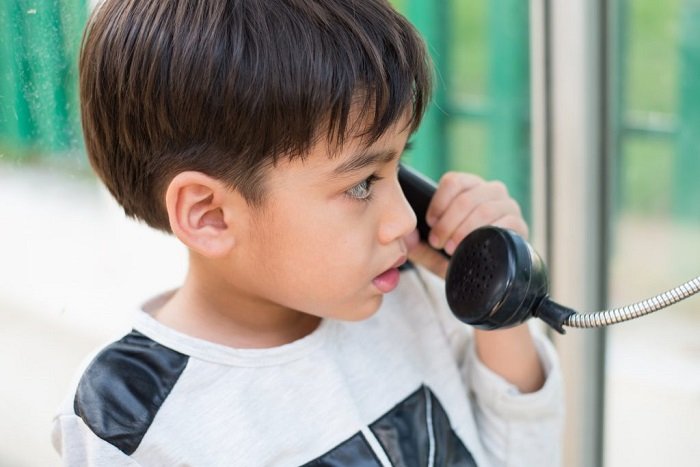 Cần dạy trẻ cách sử dụng điện thoại để liên lạc với người lớn khi cần