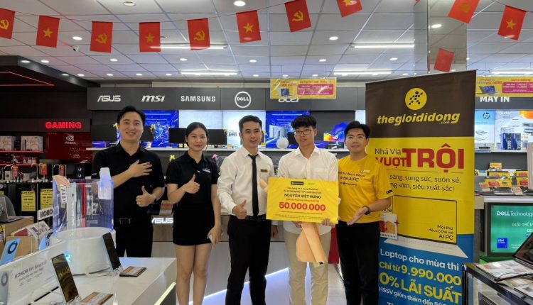 the-gioi-di-dong-vinh-danh-thanh-tich-cua-thu-khoa-bang-hoc-bong-50-trieu-tang-ca-laptop-ai-cuc-thiet-thuc-3