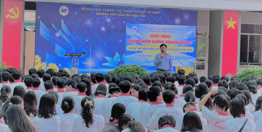 Trường THPT Nguyễn Hữu Thọ tổ chức hoạt động hướng nghiệp cho học sinh khối 10, năm học 2025 - 2026. Ảnh: NTCC